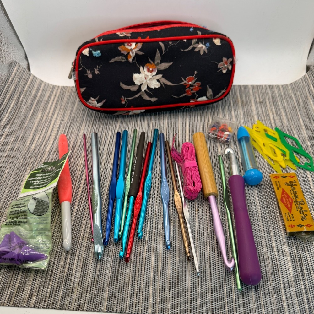 Crochet Hook Set Lot Susan Bates Clover Boye Metal Ergonomic‎ Hooks Floral Case